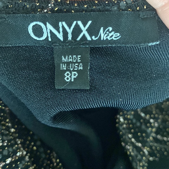 Dress with see-through sleeves and glitter graphic design - Picture 3 of 5